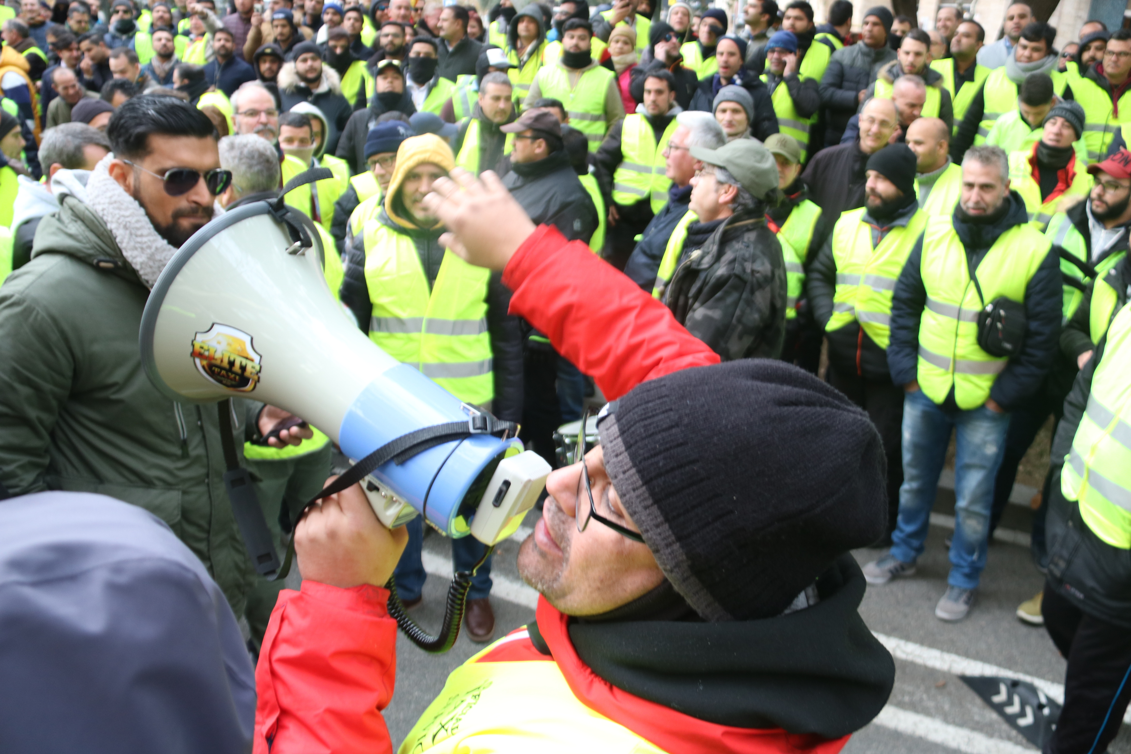 Taxi drivers protesting in front of the Territory ministry (by Miquel Codolar, ACN)