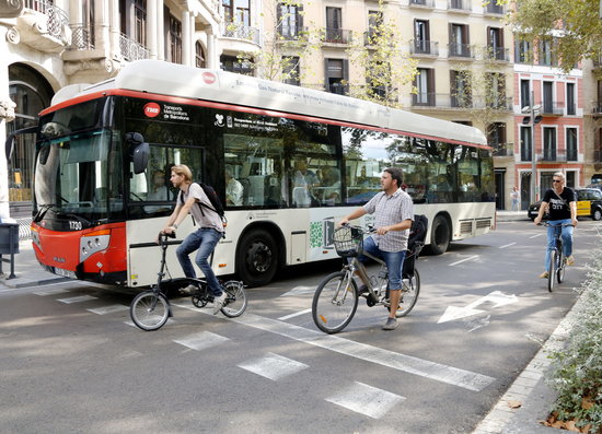 Two cyclists on Barcelona's Gran de Gràcia avenue in September 2016 (by Amina El Maaloumi)
