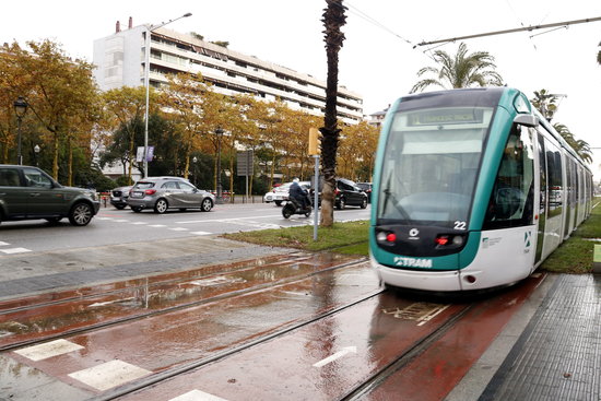 Image of a tram in Barcelona's Pius XII square in 2016 (by Laura Fíguls)