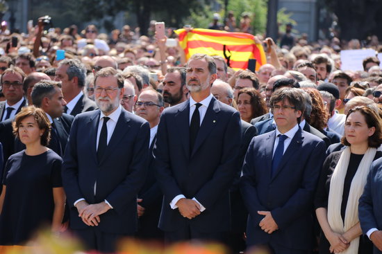 King Felipe VI (center), former Catalan president Carles Puigdemont (right), and former Spanish president Mariano Rajoy (left) (by Maria Fernández)