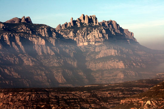 Image of Montserrat mountain with the monastery (by ACN)