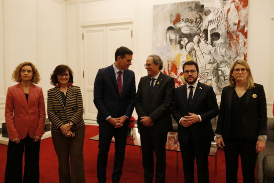 Catalan (right) and Spanish (left) governments meet in Barcelona, with the two presidents at the center (by Marc Bleda)