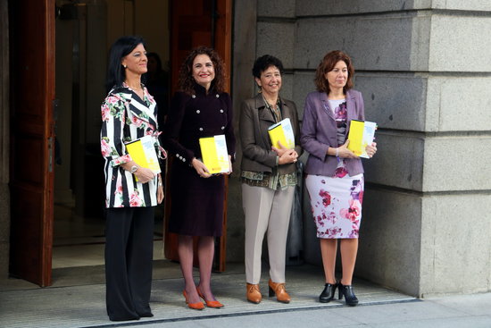 The Spanish finance minister, María Jesús Montero (second from left), presenting the proposed 2019 budget (by Tània Tàpia)