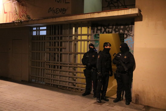 Catalan police officers in front of a building in Barcelona, during an anti-terrorism operation (by Miquel Codolar, ACN)