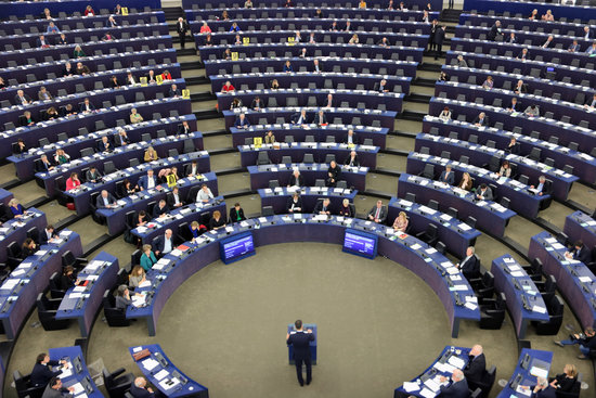 Spanish president Pedro Sánchez speaks at the European Parliament amid protests by some MEPs (by Natàlia Segura)