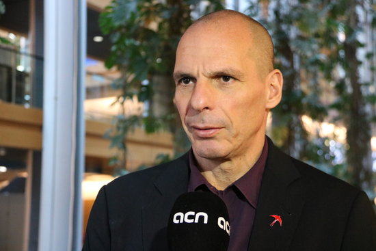 The former Greek finance minister, Yanis Varoufakis, during an interview with the Catalan News Agency (by Natàlia Segura)