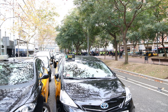 Dozens of taxis parked on a road in Barcelona during a protest on January 18, 2019 (by Andrea Zamorano)