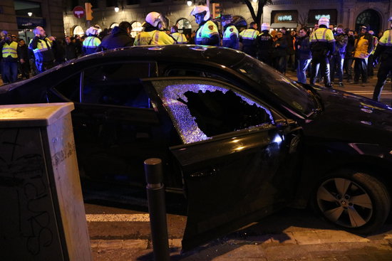 A car attacked by taxi drivers in Barcelona (by Aina Martí, ACN)