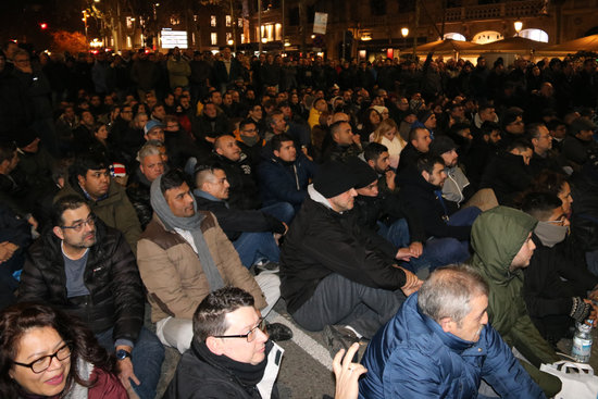 Assembly of taxi drivers discussing on their next steps on the night of January 19, 2019 (by Bernat Vilaró)