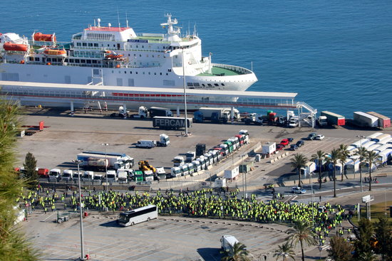 Taxi drivers, with yellow vests, in Barcelona's port on January 21, 2019 (by Gemma Sánchez)