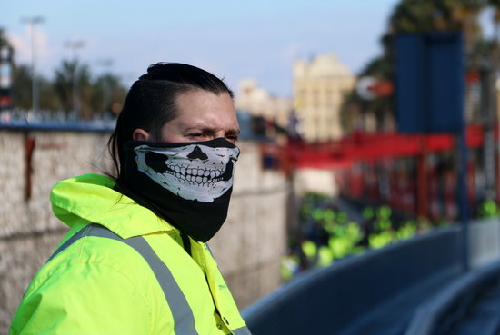 Taxi driver wearing a yellow vest to protest against ridesharing companies (by Aina Martí)
