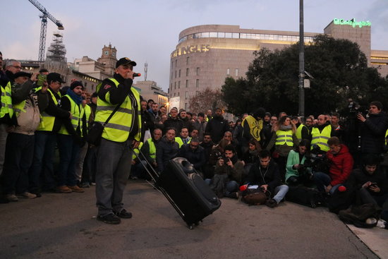 Taxi drivers hold mass meeting in Barcelona's Plaça Catalunya (by Miquel Codolar)