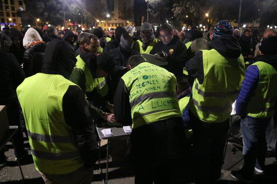 Some taxi drivers counting the ballots after their internal vote on Thursday early morning (by Miquel Codolar)