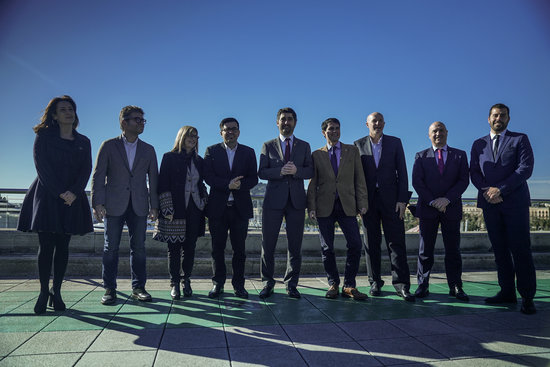 Catalan minister Jordi Puigneró (fifth from right) and Barcelona deputy mayor Gerardo Pisarello (fourth from left) at the presentation of Catalonia's Mobile Week 2019 (by Barcelona city council)