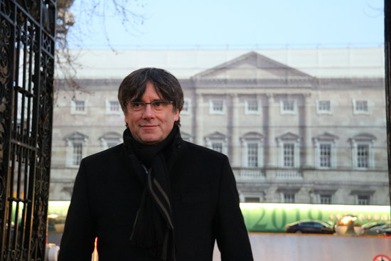 Former Catalan president Carles Puigdemont stands in front of the Oireachtas, the Irish parliament on January 29 2019 (by Natàlia Segura)