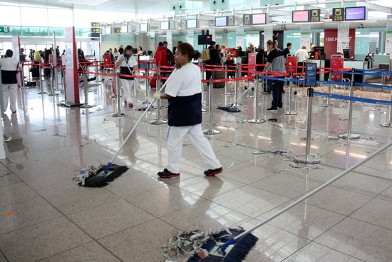 Cleaning staff at Barcelona airport (by Gemma Sánchez)