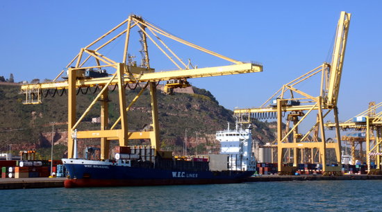 Image of a cargo boat in Barcelona's port in October 2018 (by Lluís Sibils)