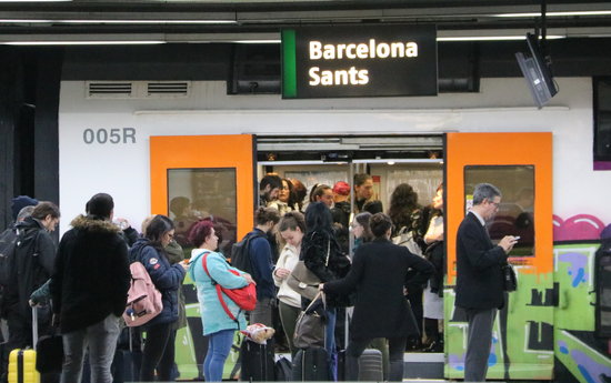 Passengers taking a train in Barcelona's Sants station (by Aina Martí)