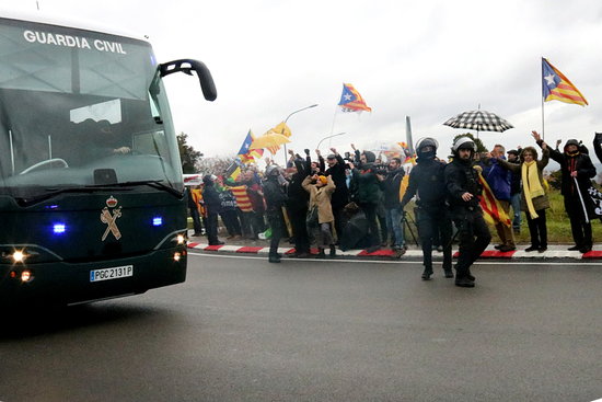 Spanish Guardia Civil moving jailed Catalan leaders to Madrid (by ACN)