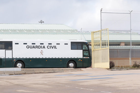 The Spanish Guardia Civil coach carrying the pro-independence leaders arriving at Soto del Real prison, in the Madrid region, on February 1, 2019 (by Juan Carlos Rojas)