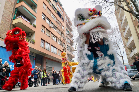 Some traditional Chinese figures parading in the Chinese New Year celebrations in Barcelona (by Ajuntament de Barcelona)