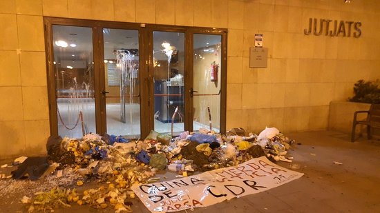 Rubbish thrown to a local court in Gavà on February 5, 2019 (by CDR pro-independence group)