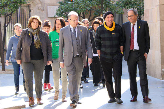 Catalan president Quim Torra (right) next to songwriter and former MP Lluís Llach (by Adrià Martí)