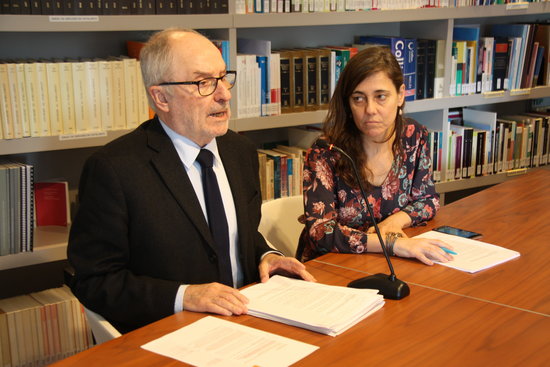 The Catalan ombudsman, Rafael Ribó, with an official for the defense of the children's rights, Maria Jesús Larios 
