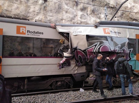 Train crash in Castellgalí, in central Catalonia (by @lusberth)