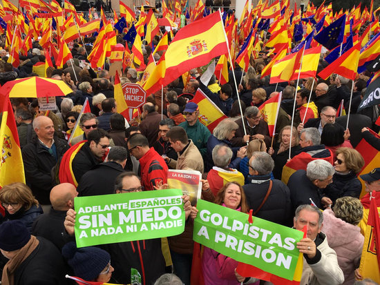 Demonstrators in Madrid defending the “unity of Spain” (by Roger Pi) 