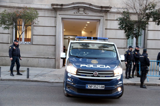 A van at the Spanish Supreme Court with some of the Catalan prisoners (by Pol Solà, ACN)