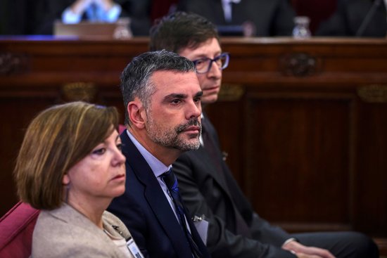 Former business minister Santi Vila (middle) with former officials Meritxell Borràs and Carles Mundó in Spain's Supreme Court