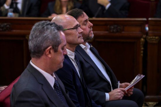 The Catalan former home affairs minister, Joaquim Forn (left), with former ministers Romeva and Junqueras next to him, on February 12, 2019 (by Pool EFE)
