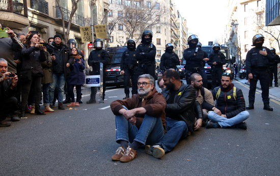 MP Carles Riera and other activists sat in front of the prosecution office in Barcelona (by Elisenda Rosanas, ACN)