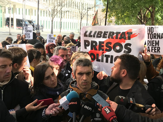Roger Español, police rubber bullet victim, appears in court accused of throwing barriers to police officers (by Miquel Codolar)
