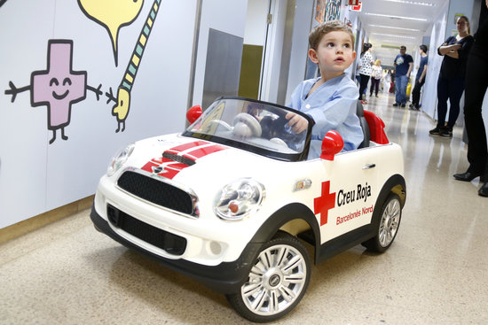 Dario, aged 3, driving the 'Rayo MacRuti' in Can Ruti hospital (by Jordi Pujolar)