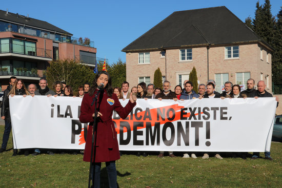 Opposition head Inés Arrimadas in front of Carles Puigdemont's residence in Waterloo, Belgium (by Natàlia Segura)