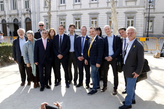 A group of MEPs and MPs from Europe's national parliaments in front of Spain's Supreme Court, in Madrid (by ACN)