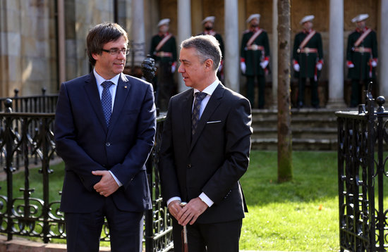 Former Catalan president Carles Puigdemont (left) and Basque president Íñigo Urkullu (by Jordi Bedmar)
