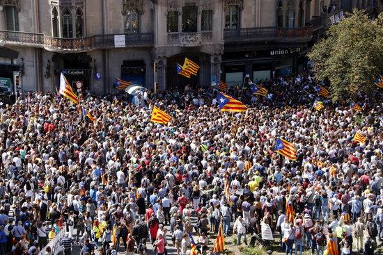 People protesting in front of the Catalan government finance ministry (by ACN)