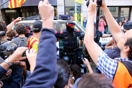 Some Catalan police officers clear demonstrators to enable Spanish law enforcement leave the foreign affairs ministry after a raid on September 20, 2017 (by Pere Francesch)