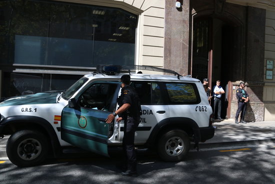 Spanish Guardia Civil police officers in front of the Catalan finance ministry (by ACN)