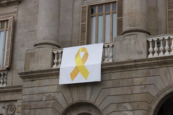 The yellow ribbon that adorns the front of the Barcelona city hall (Photo: Aleix Freixas)