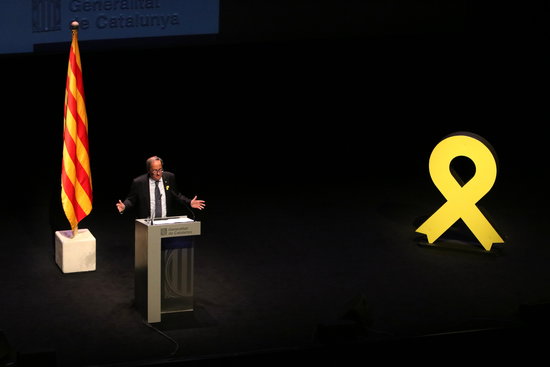 Catalan president Quim Torra speaks in Catalonia's National Theatre, next to a giant yellow ribbon in solidarity with jailed and exiled pro-independence leaders (by Núria Julià)