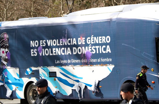 Hazteoír's bus reading 'It is not gender-based violence, it is domestic violence' and 'Gender-based law discriminate men,' in Barcelona, on March 4, 2019 (by Pol Solà)