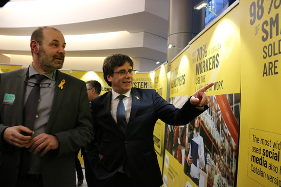 Former Catalan president Carles Puigdemont (right) visits an exhibit on Catalan language in the European parliament (by Natàlia Segura)