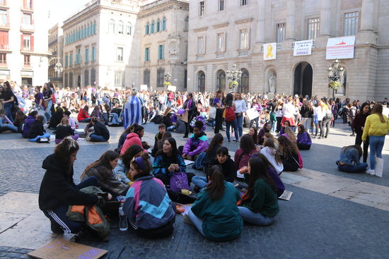 A group of students sitting in Barcelona's Plaça Sant Jaume during the International Women's Day strikes (Photo: Miquel Codolar)