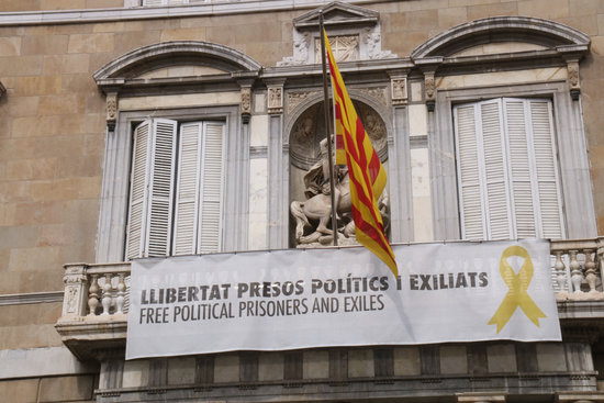 Image of a balcony in the Catalan government HQ with a poster showing a yellow ribbon on March 12, 2019, in Barcelona (by Carola López)