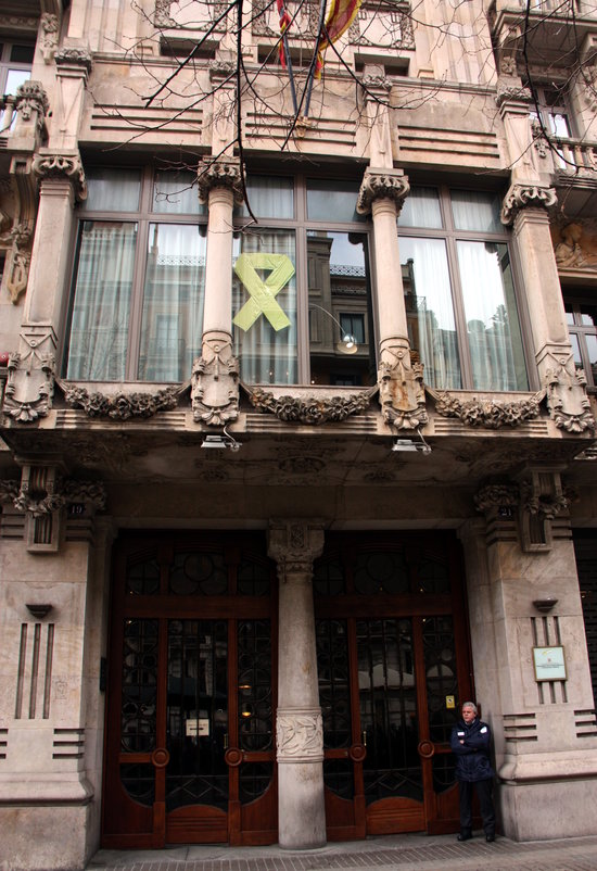 The façade of the Catalan finance ministry with a yellow ribbon (by ACN)