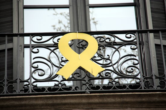 A yellow ribbon on the façade of the Catalan Ministry of Culture (by Ana Amat Vendrell)